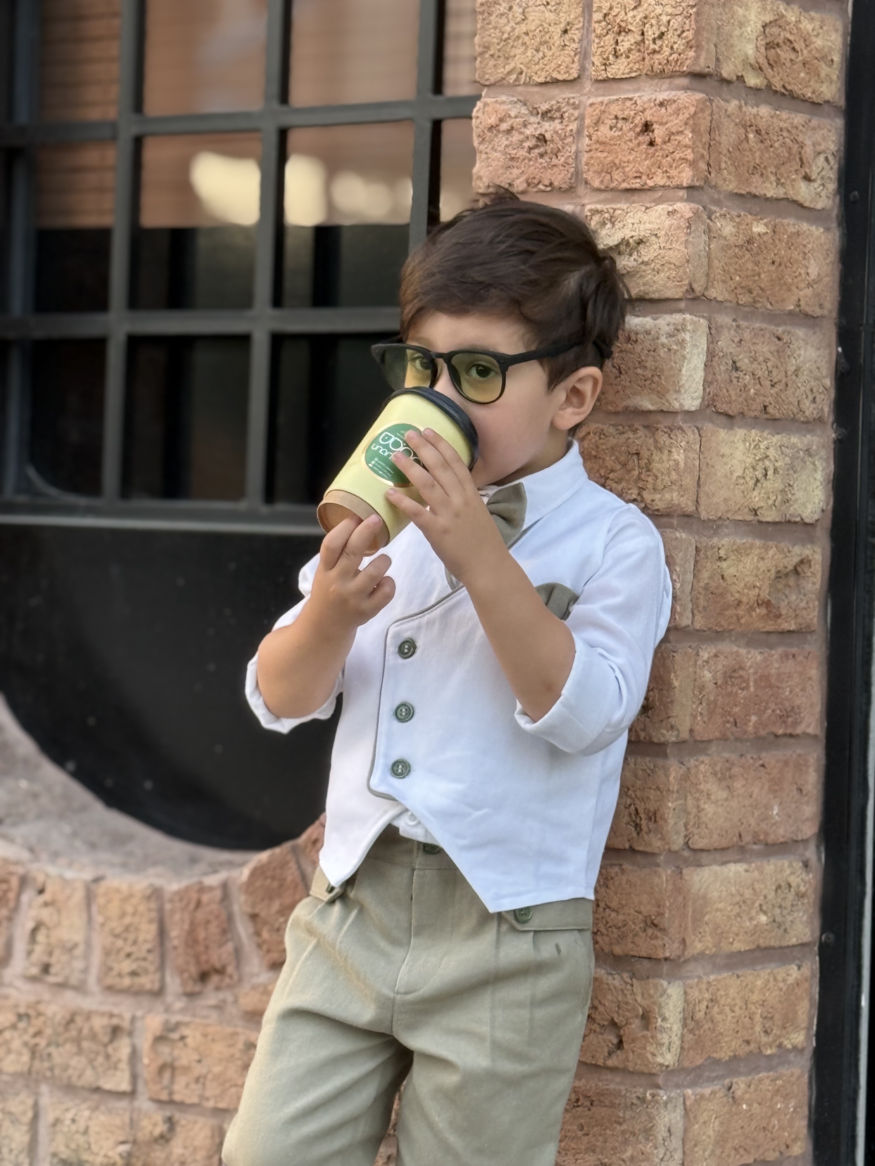 جلیقه سفید شلوار کتان سبز بچگانه